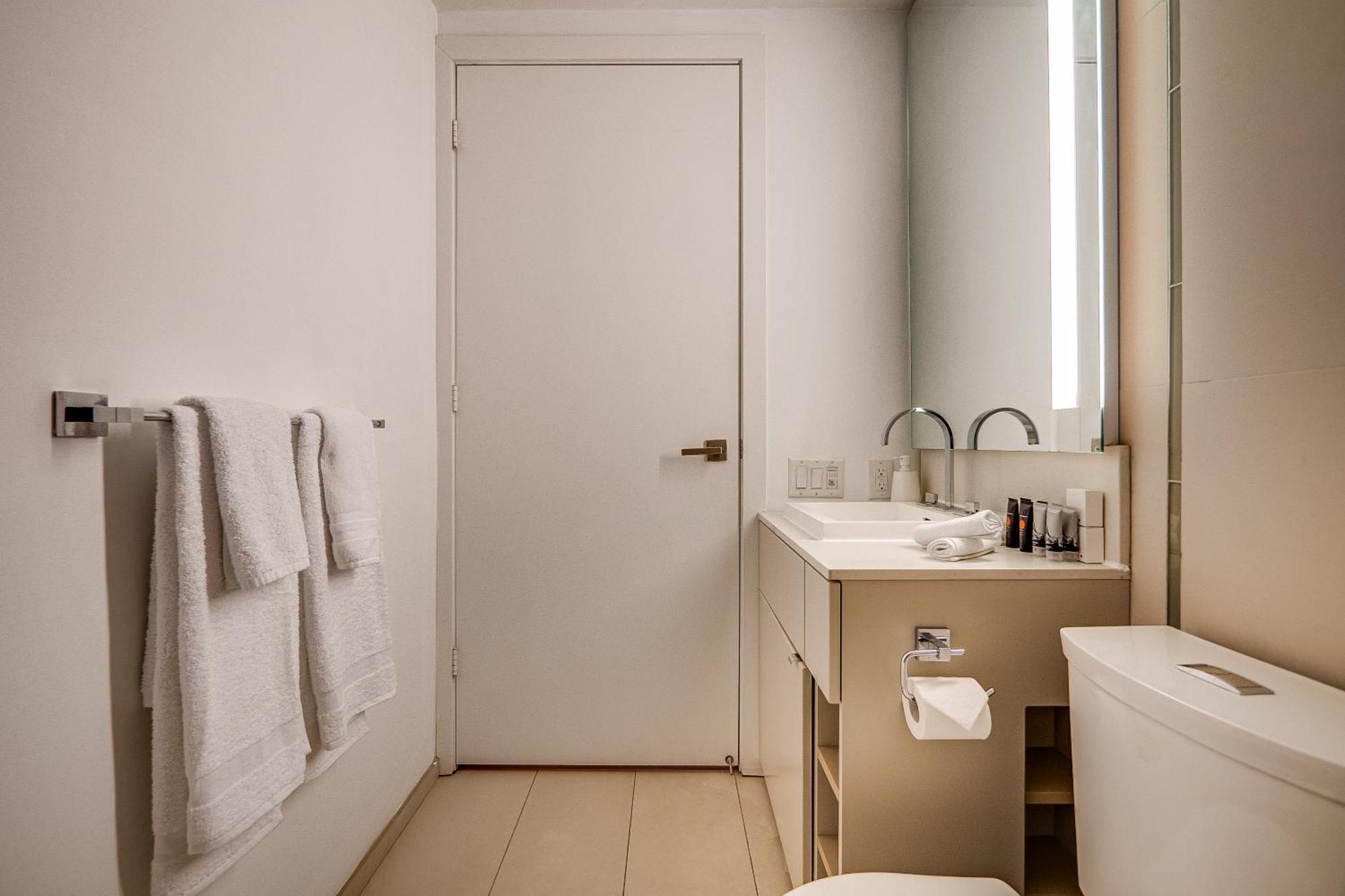 Modern Suite On Peter St - City View 多伦多 外观 照片